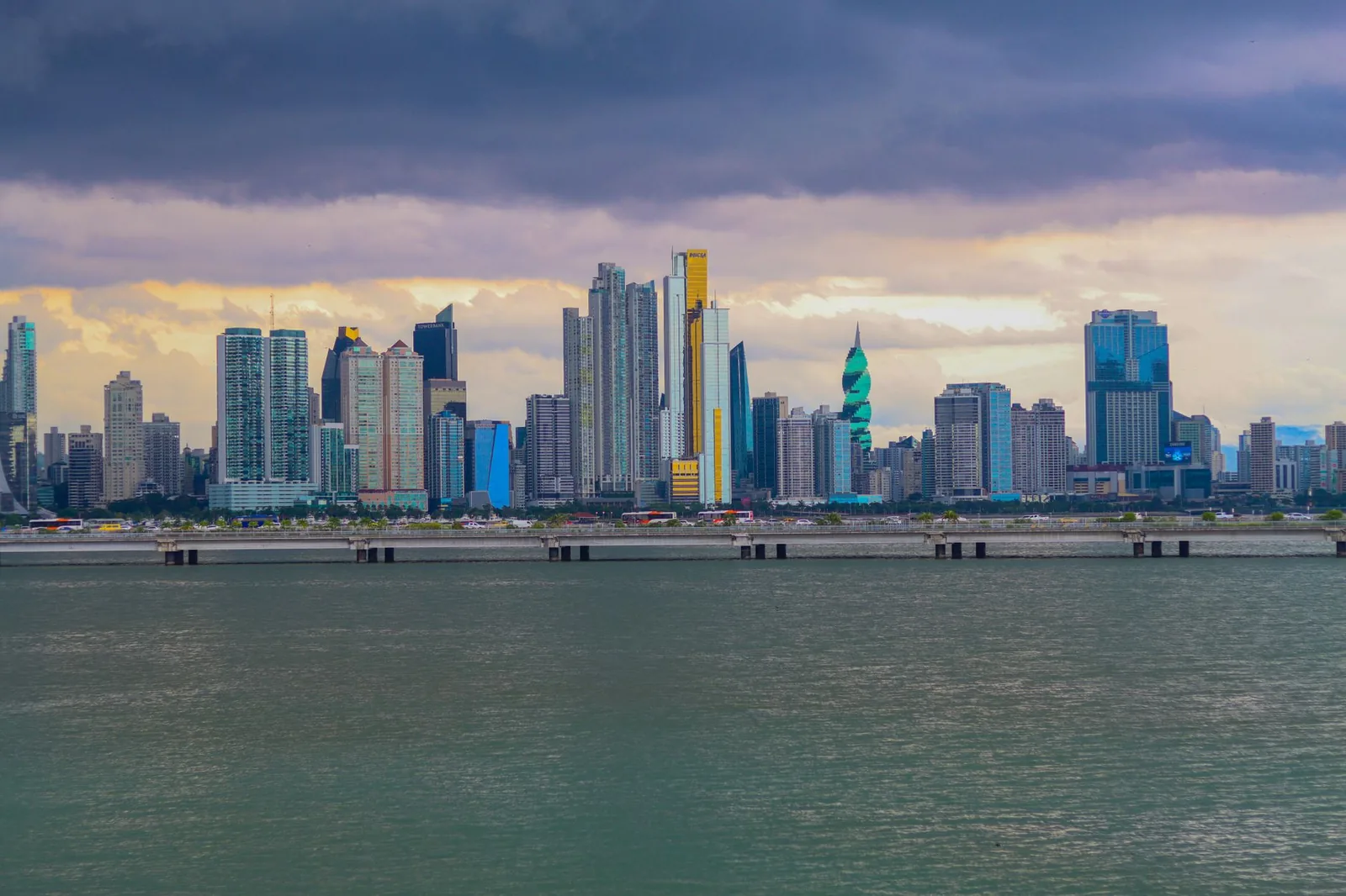 Skyline de Panama City vue depuis la baie, quartier des hôpitaux privés, Panama