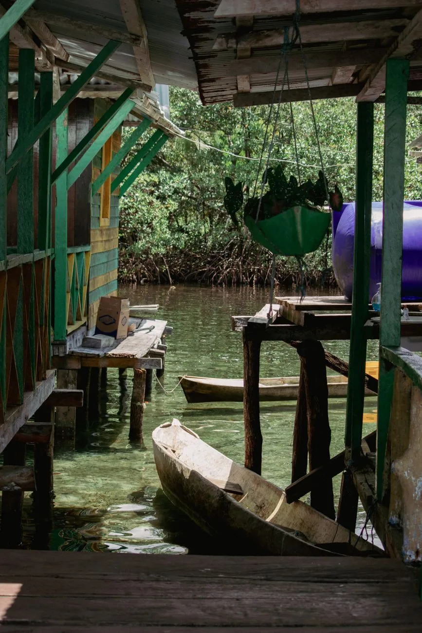 Maisons sur pilotis dans la mangrove de Bocas del Toro, façade caraïbe du Panama