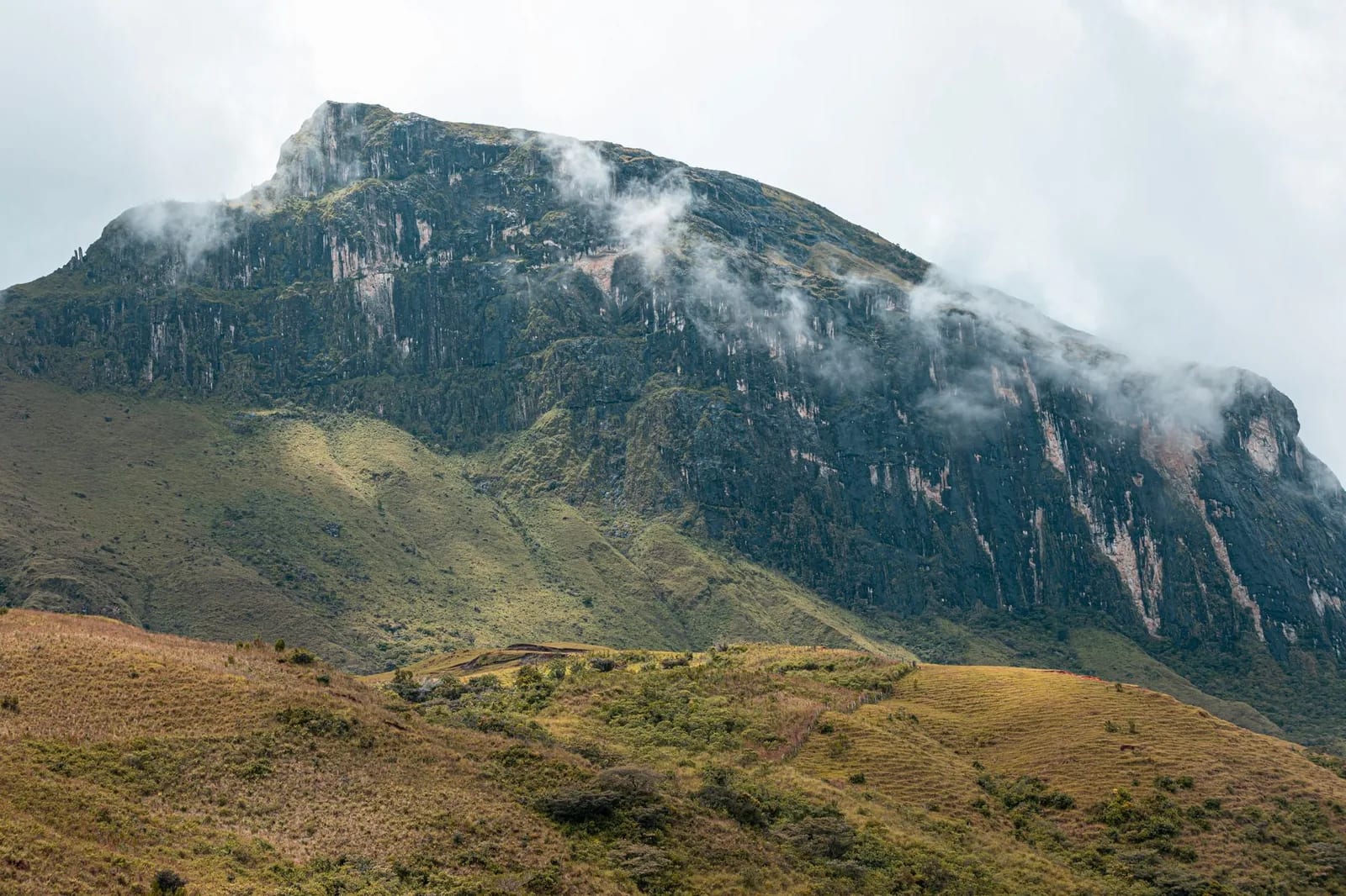 Sommet du Volcán Barú enveloppé de nuages, au-dessus des hauts plateaux du Chiriquí
