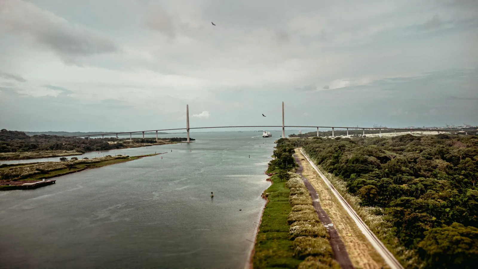 Le chenal du canal de Panama vers Colón, avec le pont de l'Atlantique et la voie ferrée qui longe la rive
