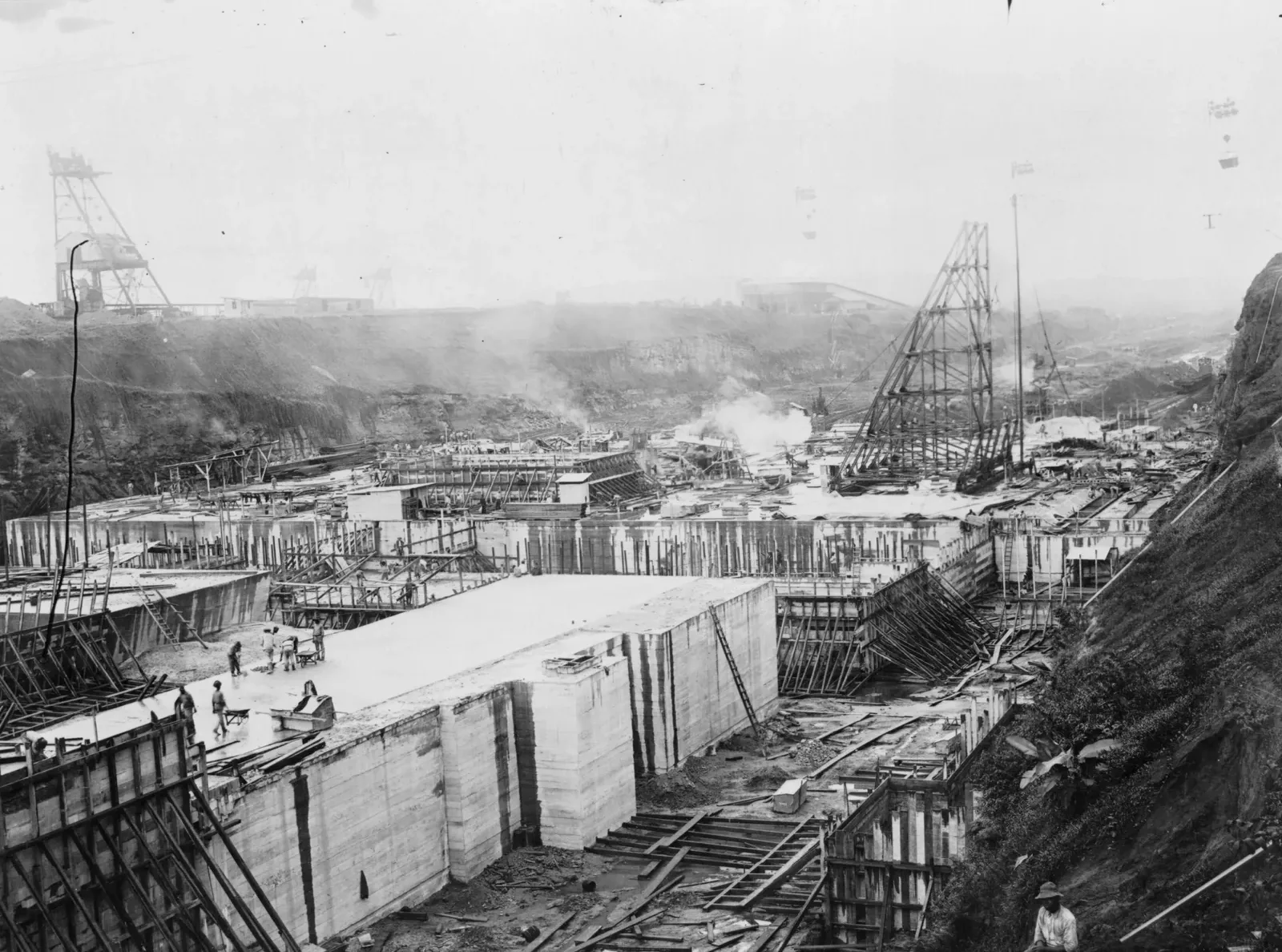 Chantier de construction des écluses de Gatún, canal de Panama, vers 1910 : coffrages en béton et ouvriers