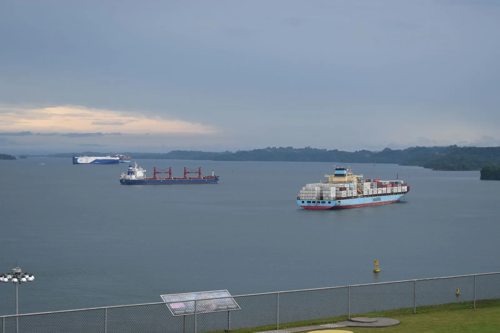 Porte-conteneurs et vraquier au mouillage dans le lac Gatún, sur la route du canal de Panama