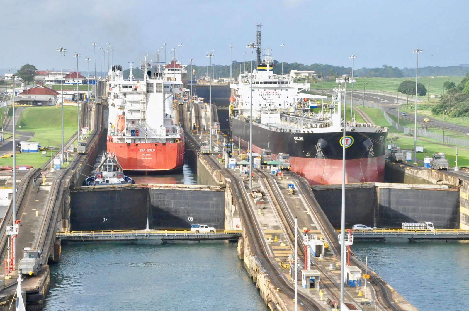 Deux navires côte à côte dans les sas parallèles d'une écluse du canal de Panama