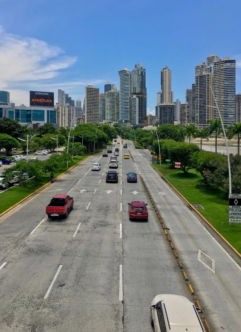 Circulation sur une avenue de Panama City avec la skyline en arrière-plan
