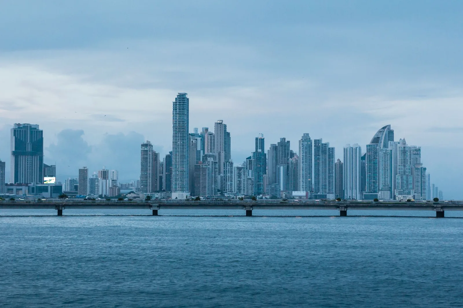 Front de mer et gratte-ciels de Panama City depuis la Cinta Costera
