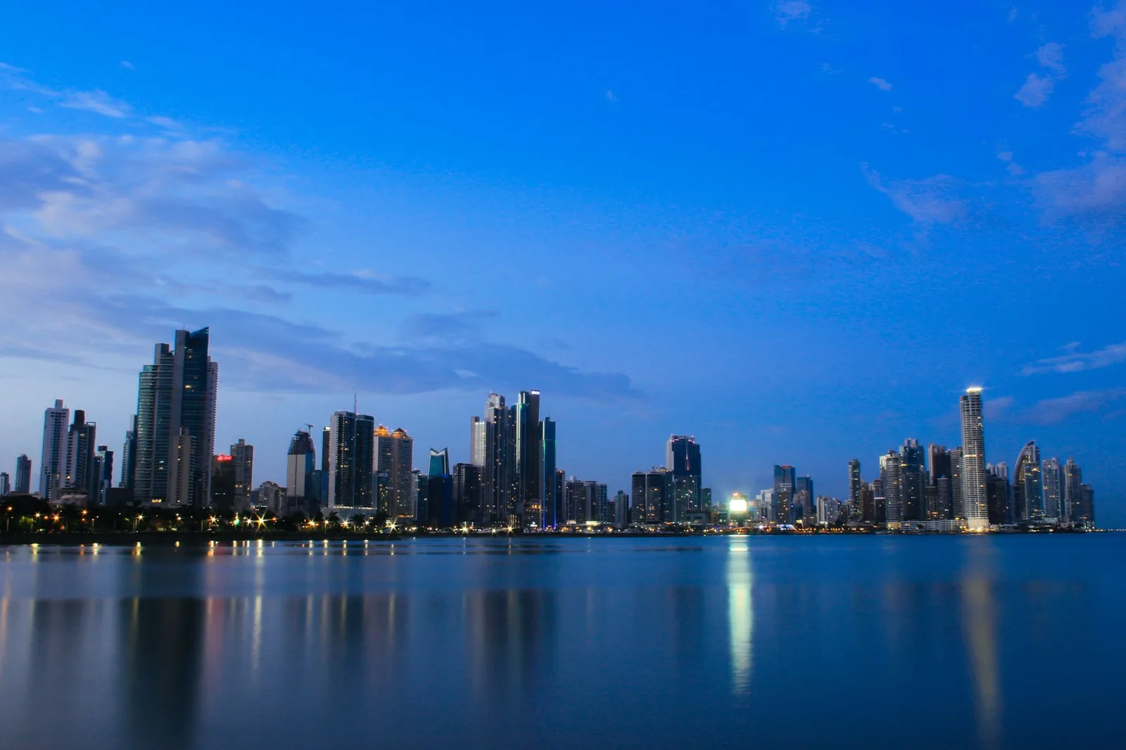 Skyline nocturne de Panama City vu depuis la baie