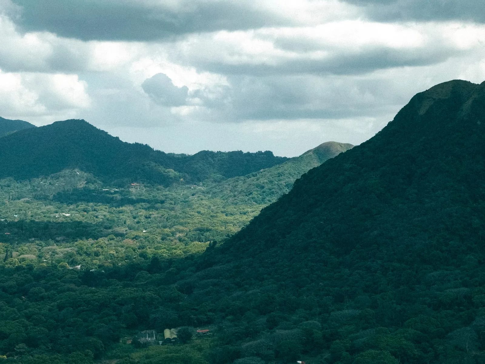 Versants boisés du cratère volcanique d'El Valle de Antón, au-dessus de la Riviera Pacifique panaméenne