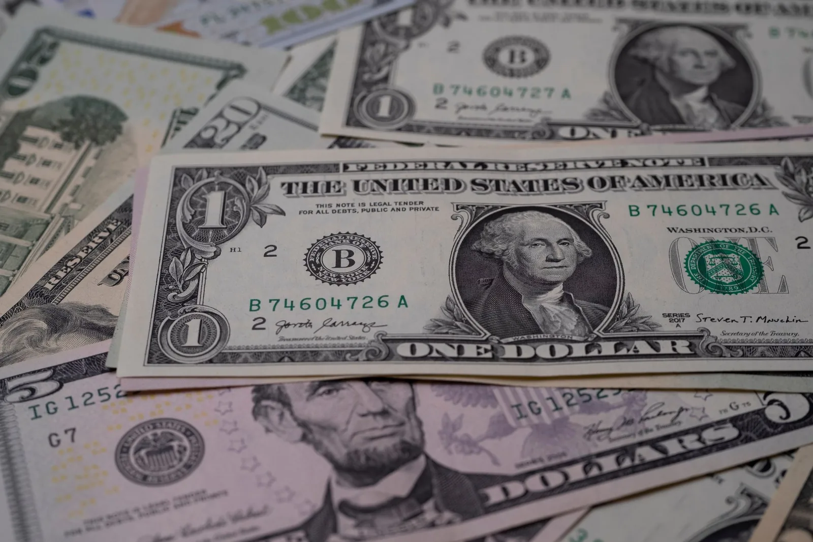 Billets de un, cinq et dix dollars américains, la seule monnaie en billets utilisée au Panama