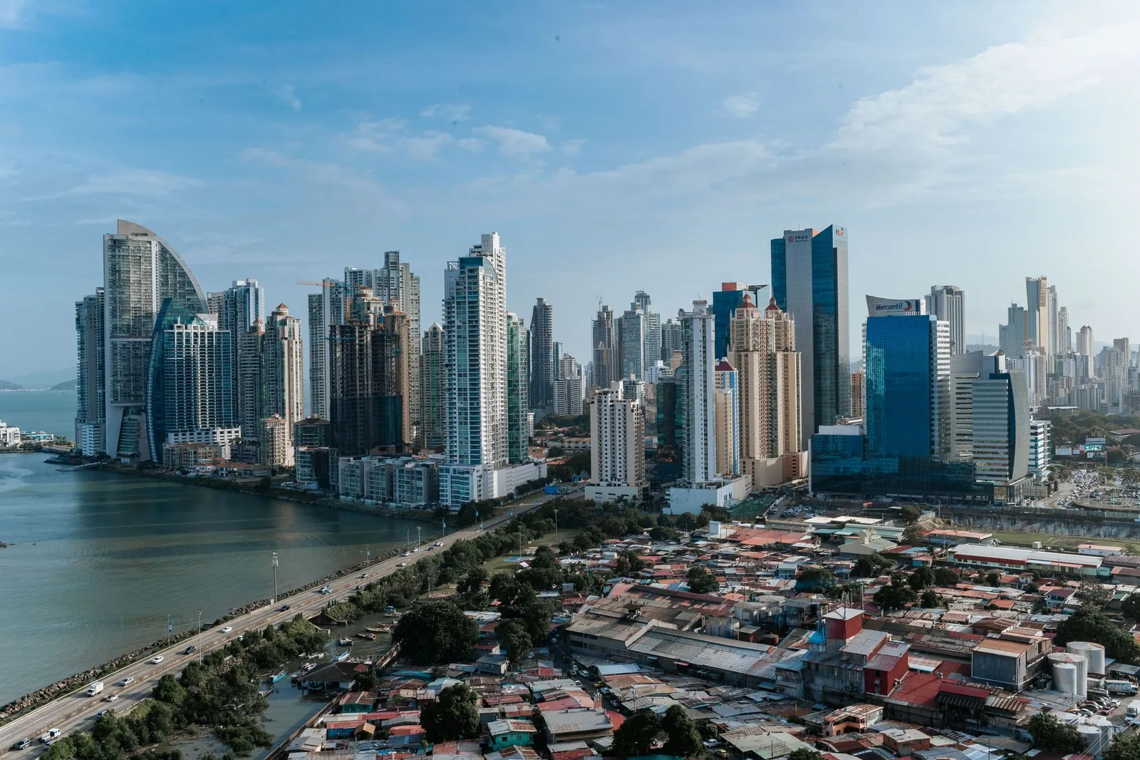 Gratte-ciels de Panama City au bord de la baie, quartier des affaires en dollars
