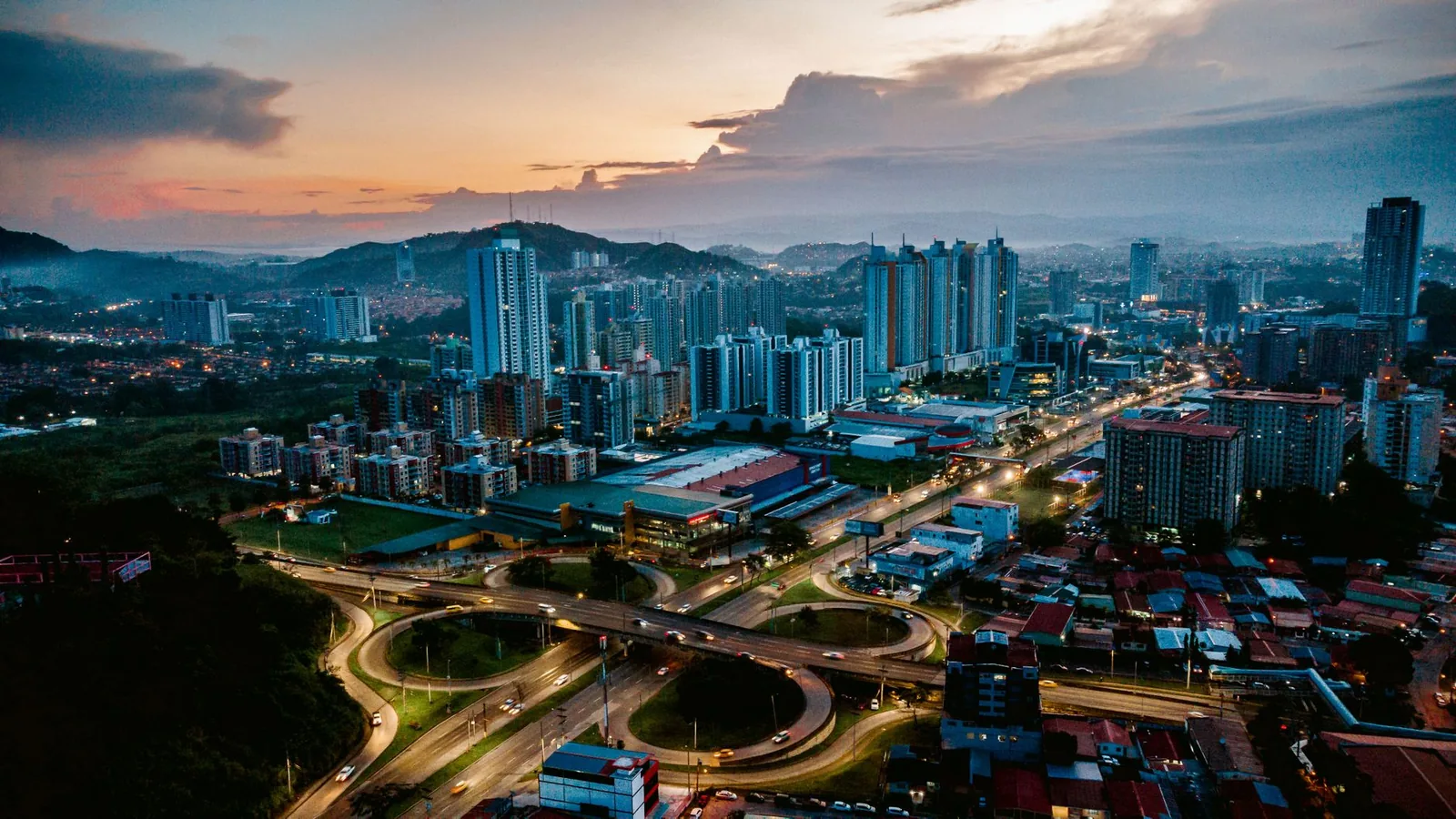 Vue aérienne des quartiers résidentiels du nord de Panama City au crépuscule