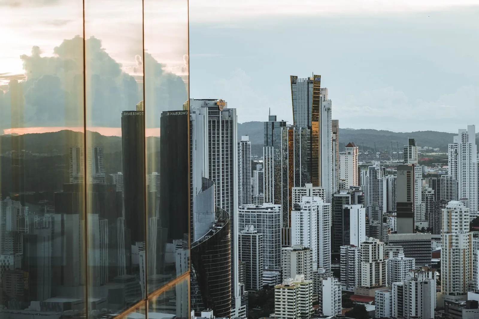 Tours de bureaux et immeubles de Punta Pacifica vus depuis une baie vitrée, Panama City