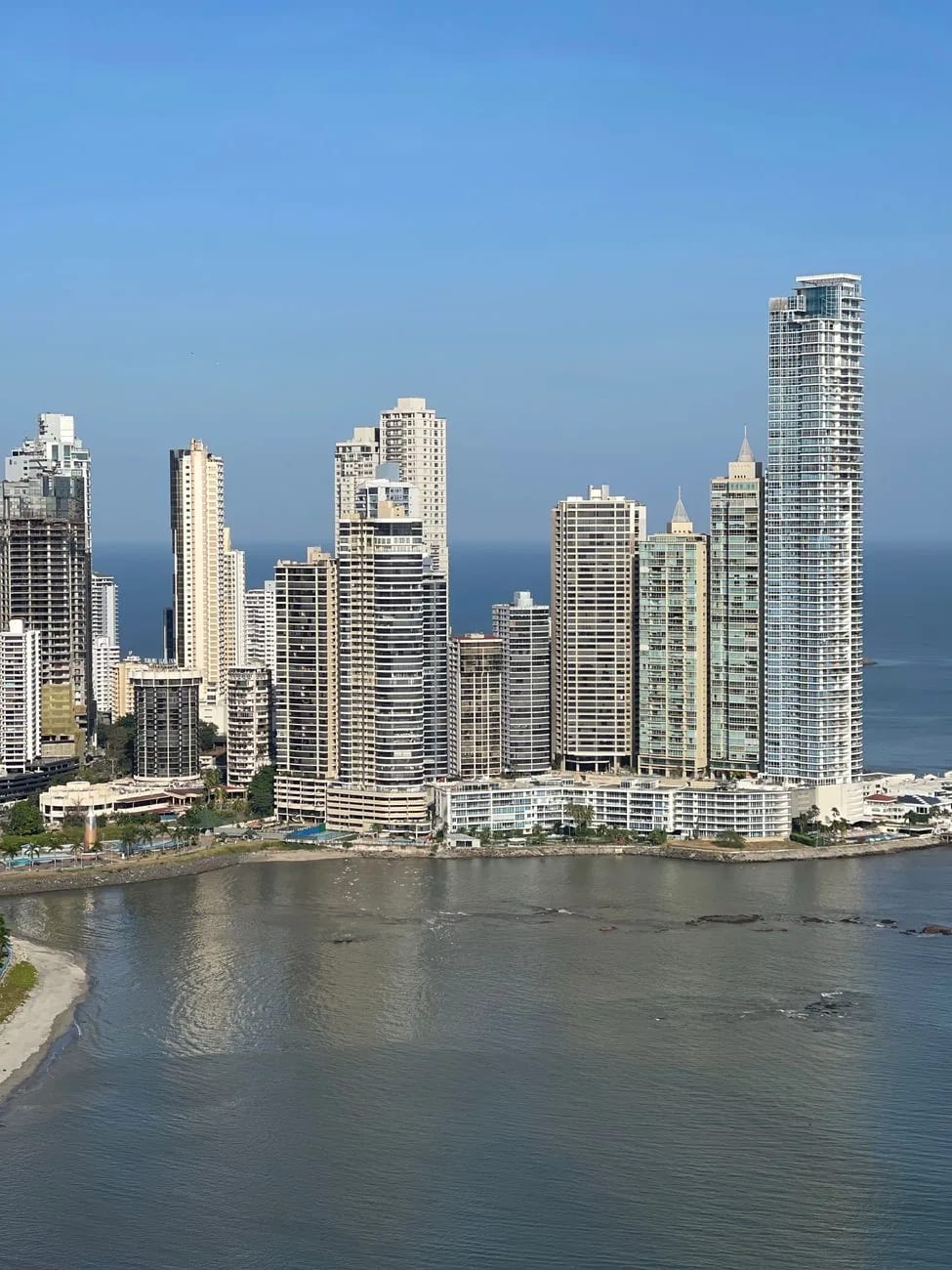 Tours résidentielles en bord de mer à Panama City vues depuis la baie