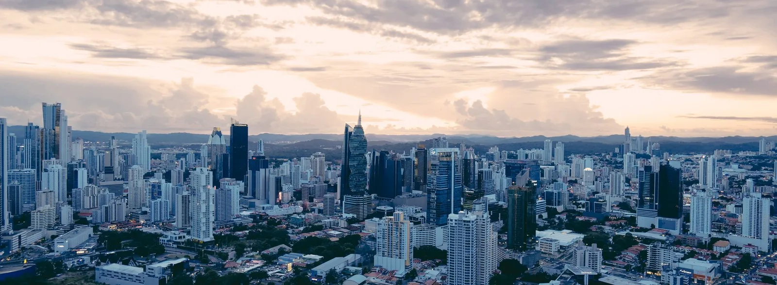 Panorama du centre d'affaires de Panama City au crépuscule, tours de bureaux et immeubles résidentiels