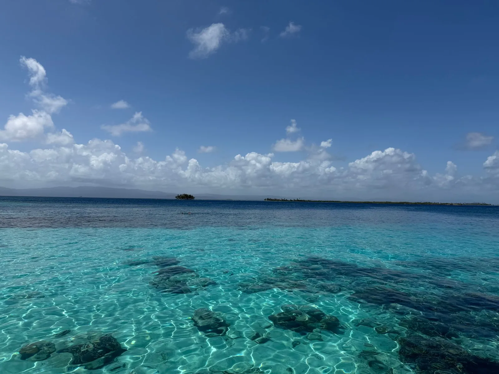Îlots à ras de l'eau et platier corallien peu profond à Guna Yala, au Panama