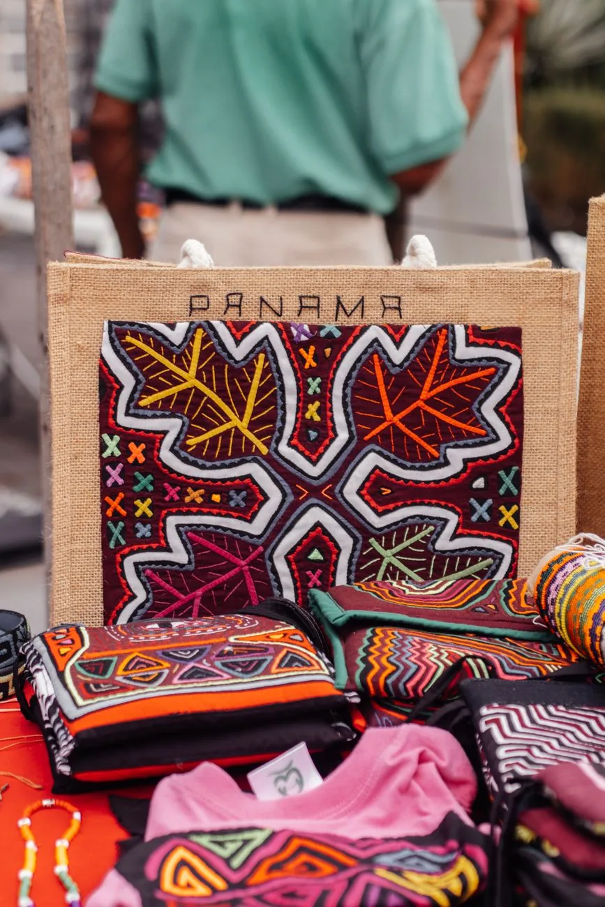 Molas gunas cousus à la main exposés sur un étal d'artisanat au Panama