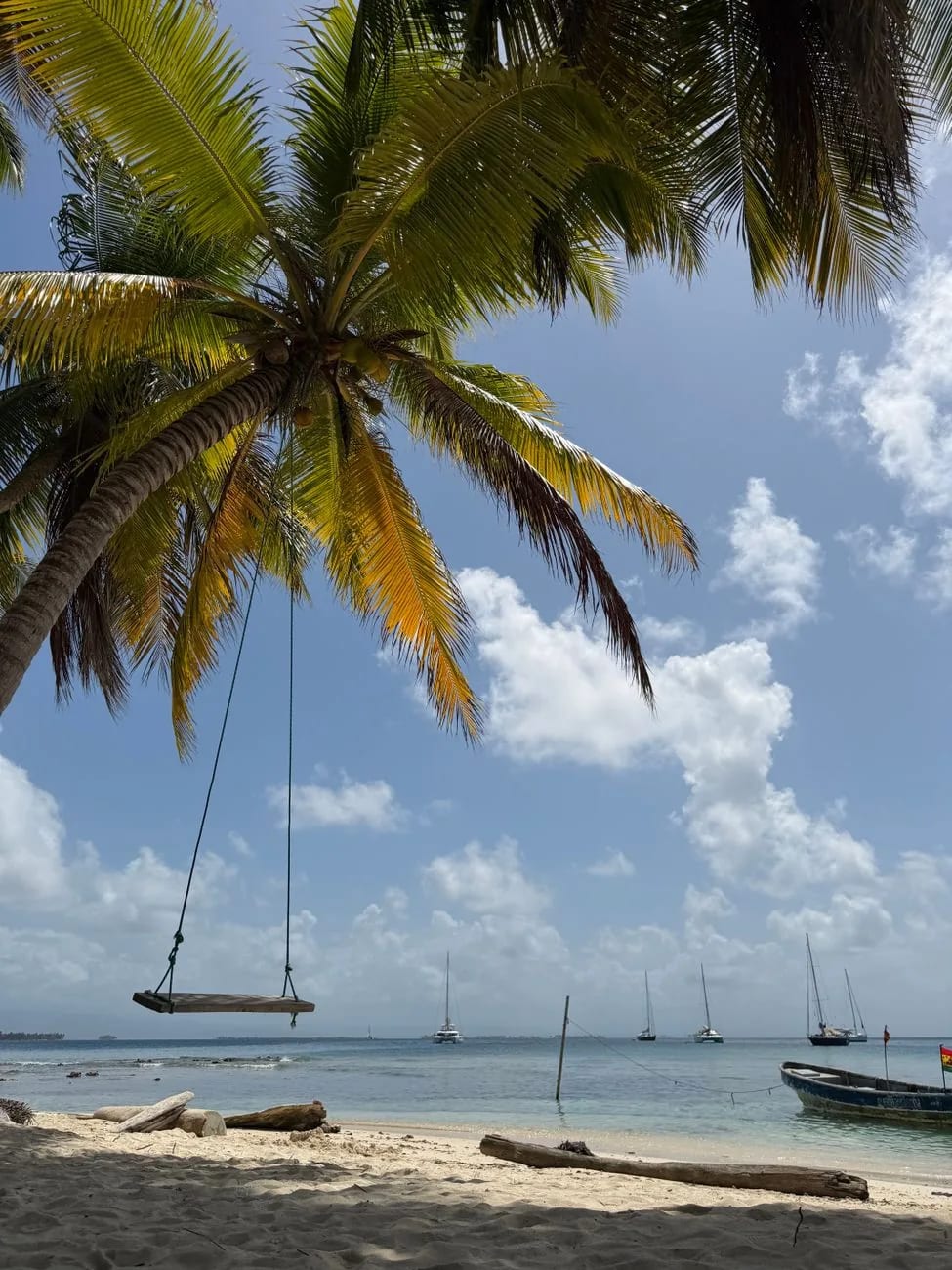 Voiliers au mouillage devant une plage de Guna Yala, au Panama
