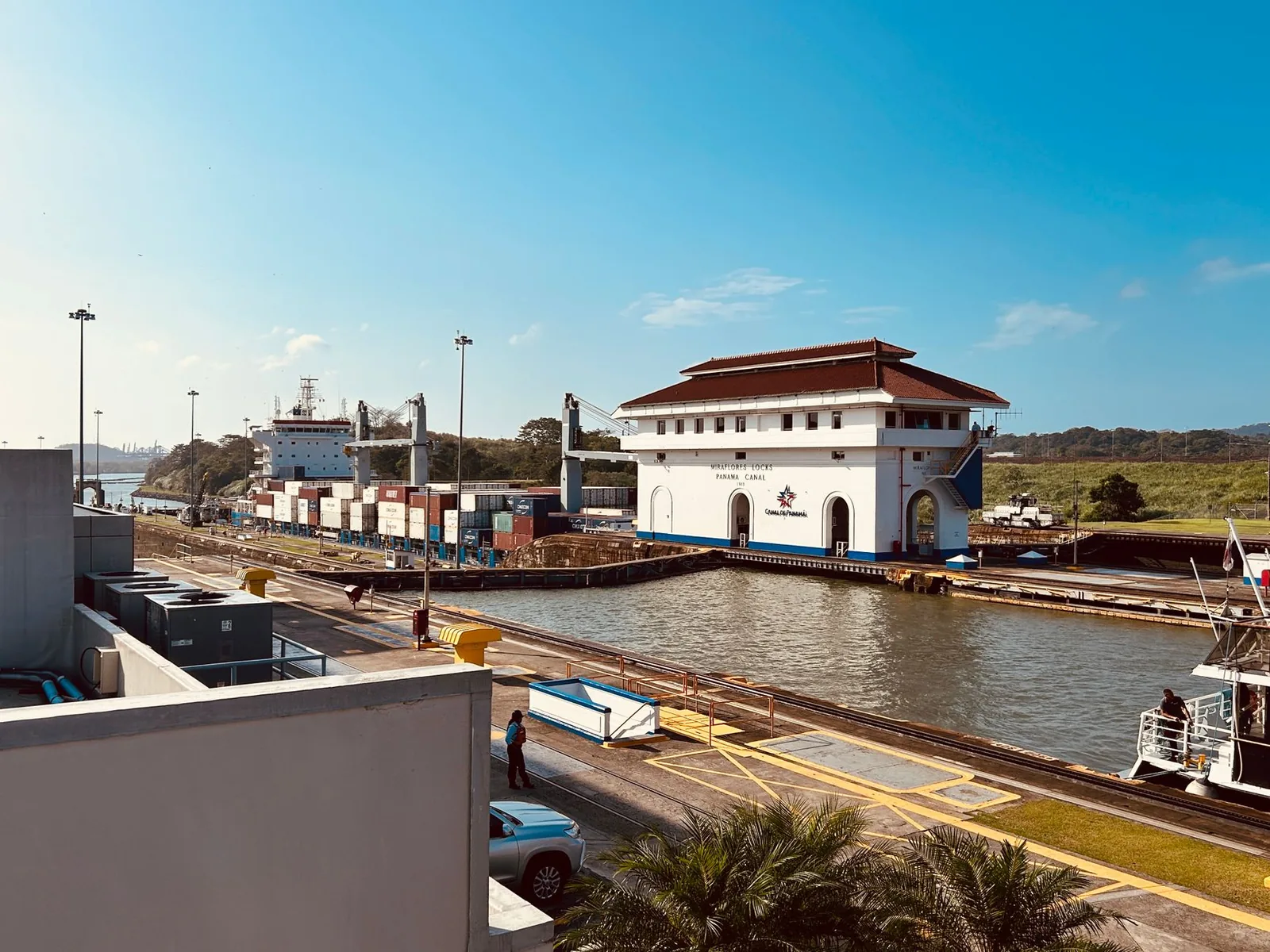 Cargo porte-conteneurs franchissant les écluses de Miraflores sur le canal de Panama