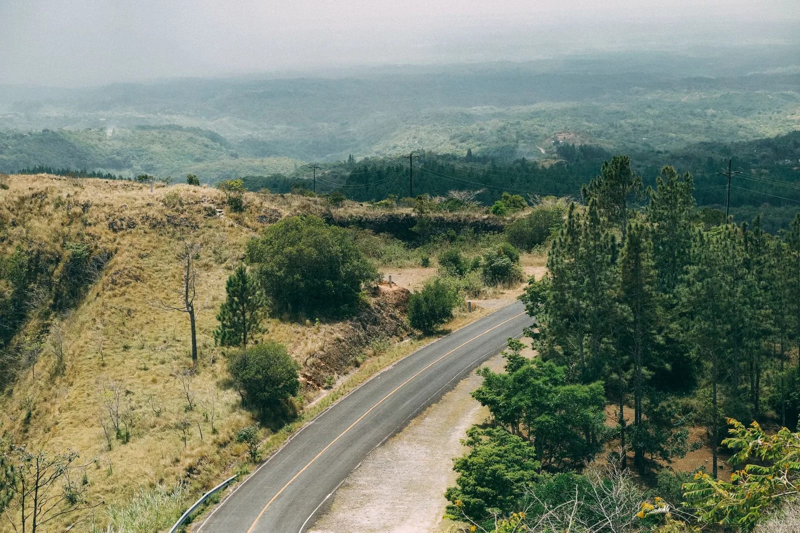 Route de montagne sinueuse au-dessus des collines d'El Valle de Antón, au Panama