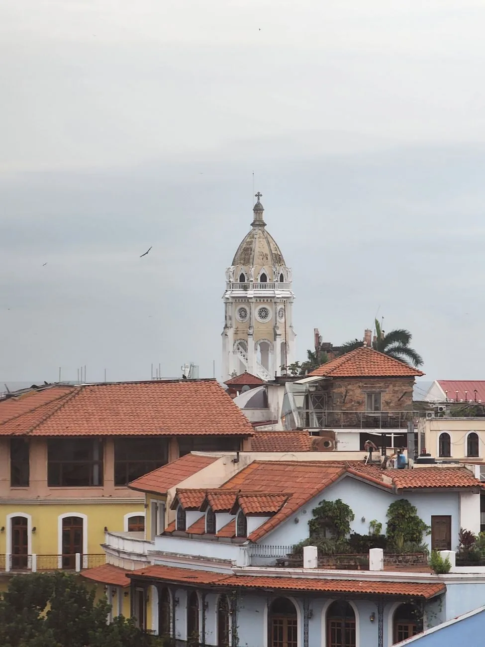 Clocher de l'église San Francisco de Asís au-dessus des toits de tuiles du Casco Viejo, Panama City