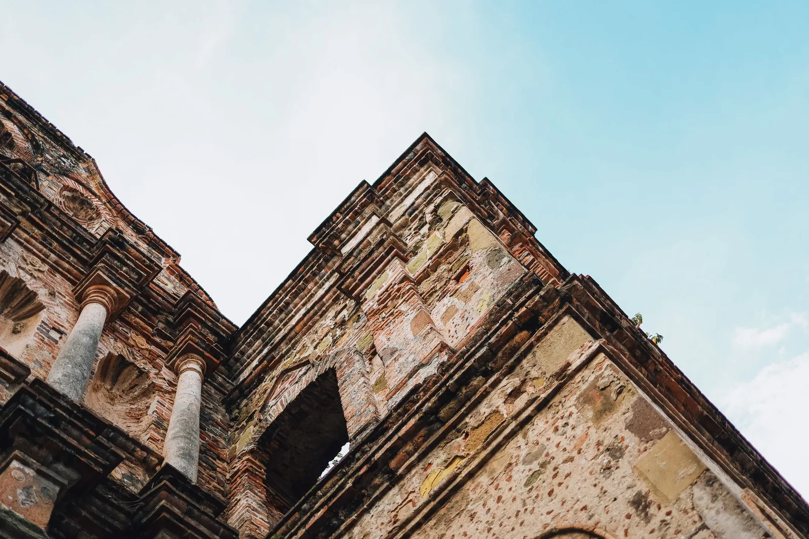 Ruines coloniales en brique et en pierre à Panama City, vestiges de la période espagnole