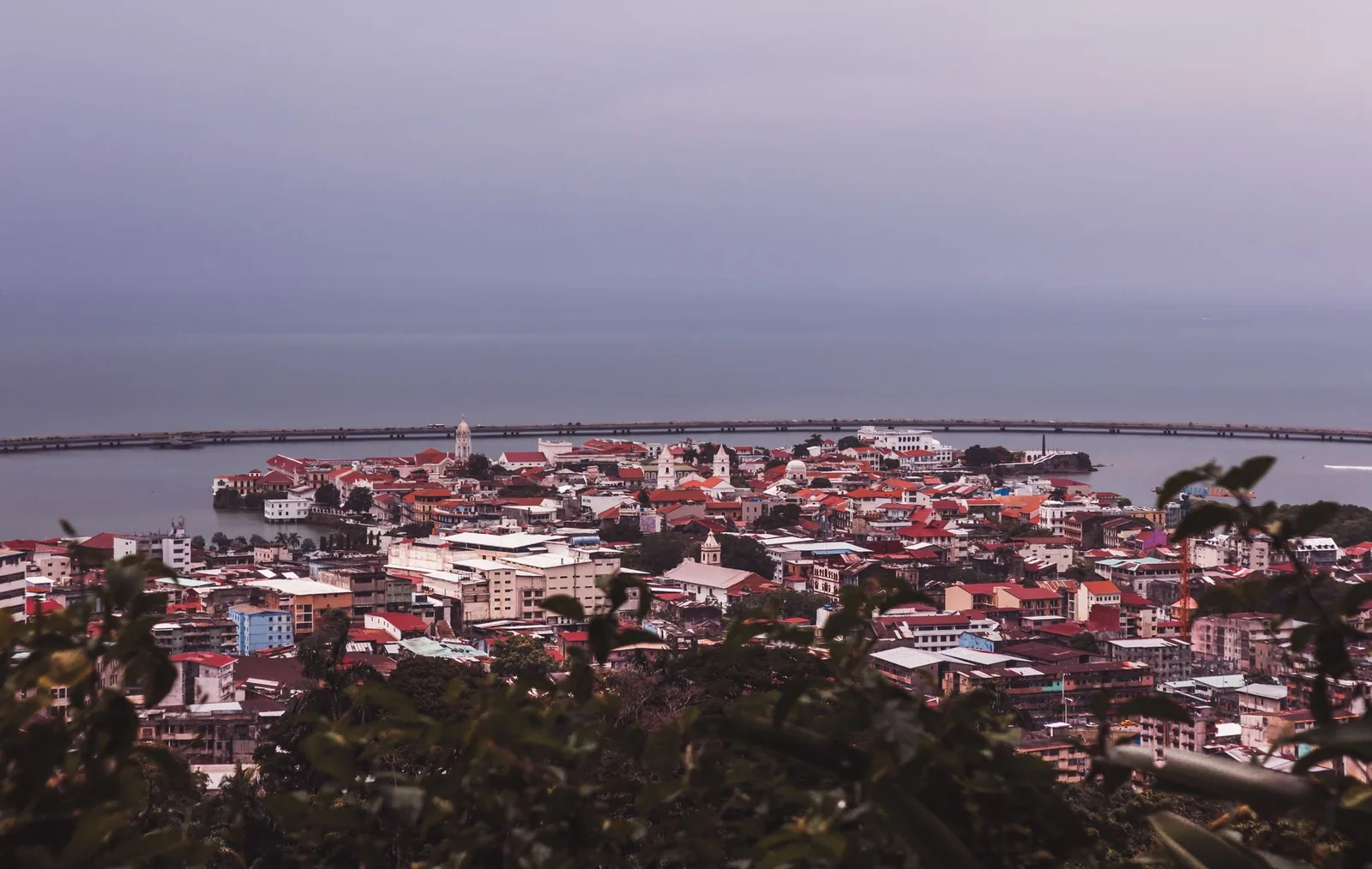 Vue depuis le Cerro Ancón sur la presqu'île du Casco Viejo et la baie de Panama