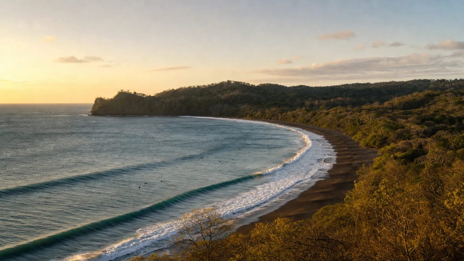 Baie en croissant et vagues sur la côte Pacifique de la péninsule d'Azuero, près de Pedasí, Panama