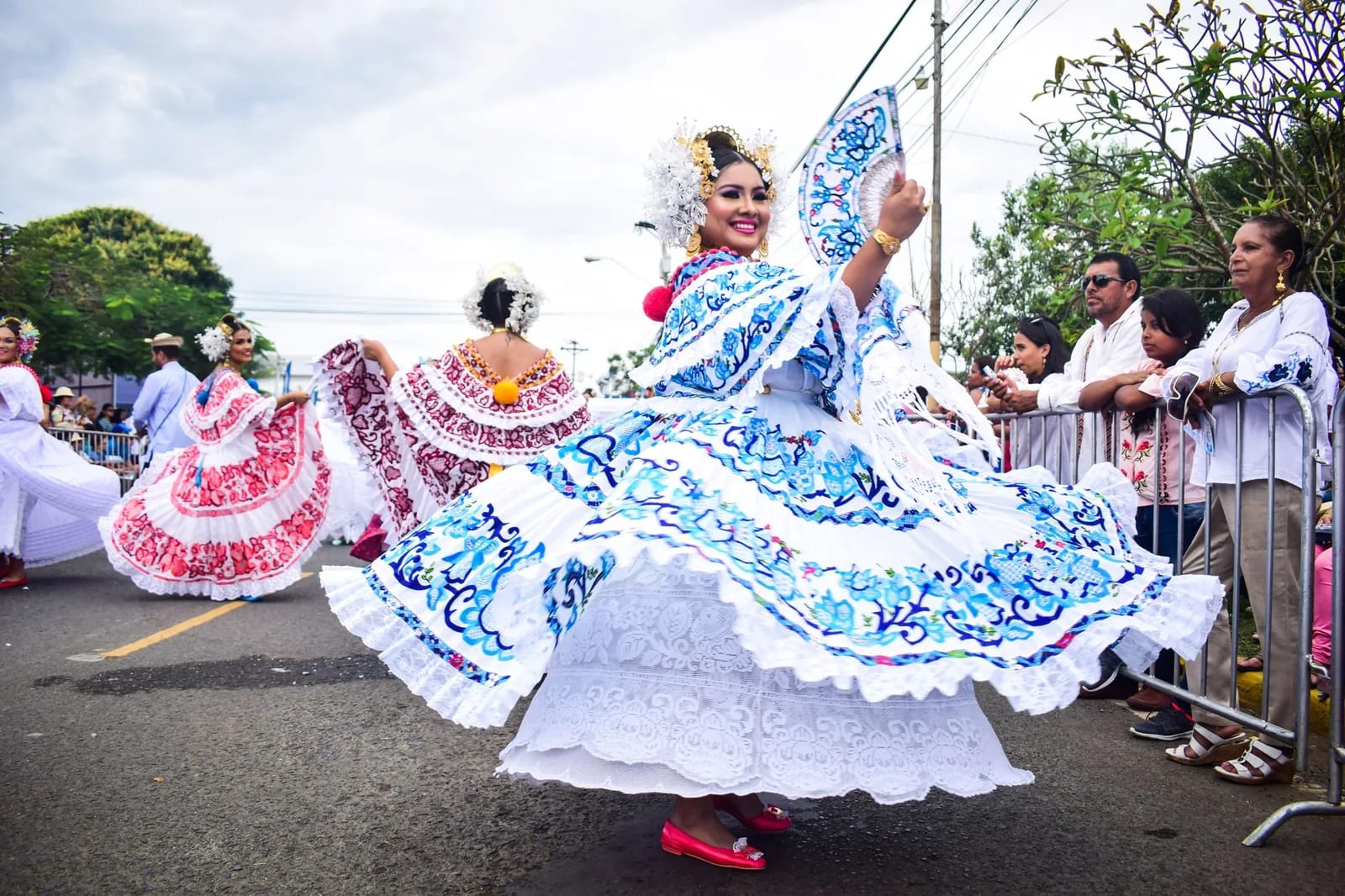 Danseuses en pollera brodée lors d'un défilé de rue dans la province de Los Santos, Panama