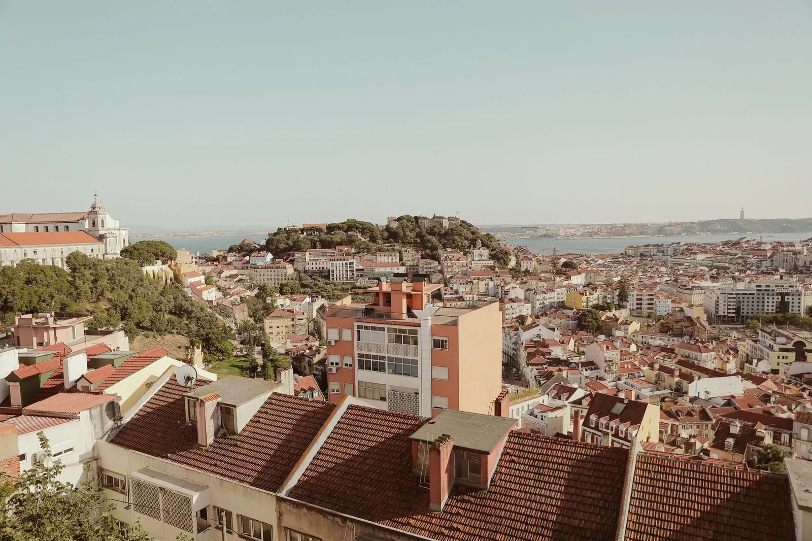 Vue panoramique sur les toits de Lisbonne et l'estuaire du Tage depuis un belvédère