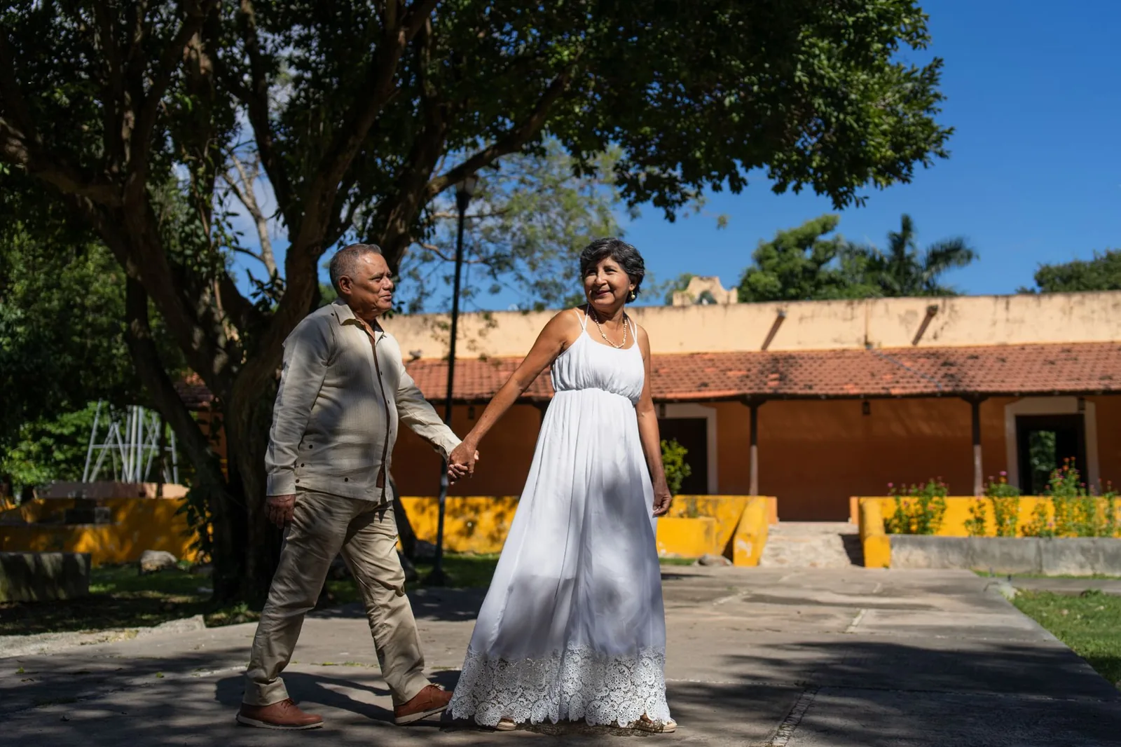 Couple de retraités se promenant dans une rue coloniale d'Amérique centrale