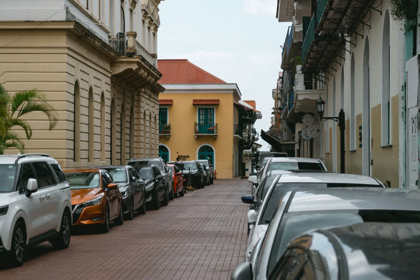Rue pavée du Casco Viejo à Panama City bordée de façades coloniales restaurées