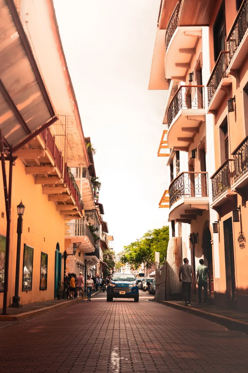 Rue pavée bordée de façades coloniales à balcons dans le Casco Viejo de Panama City