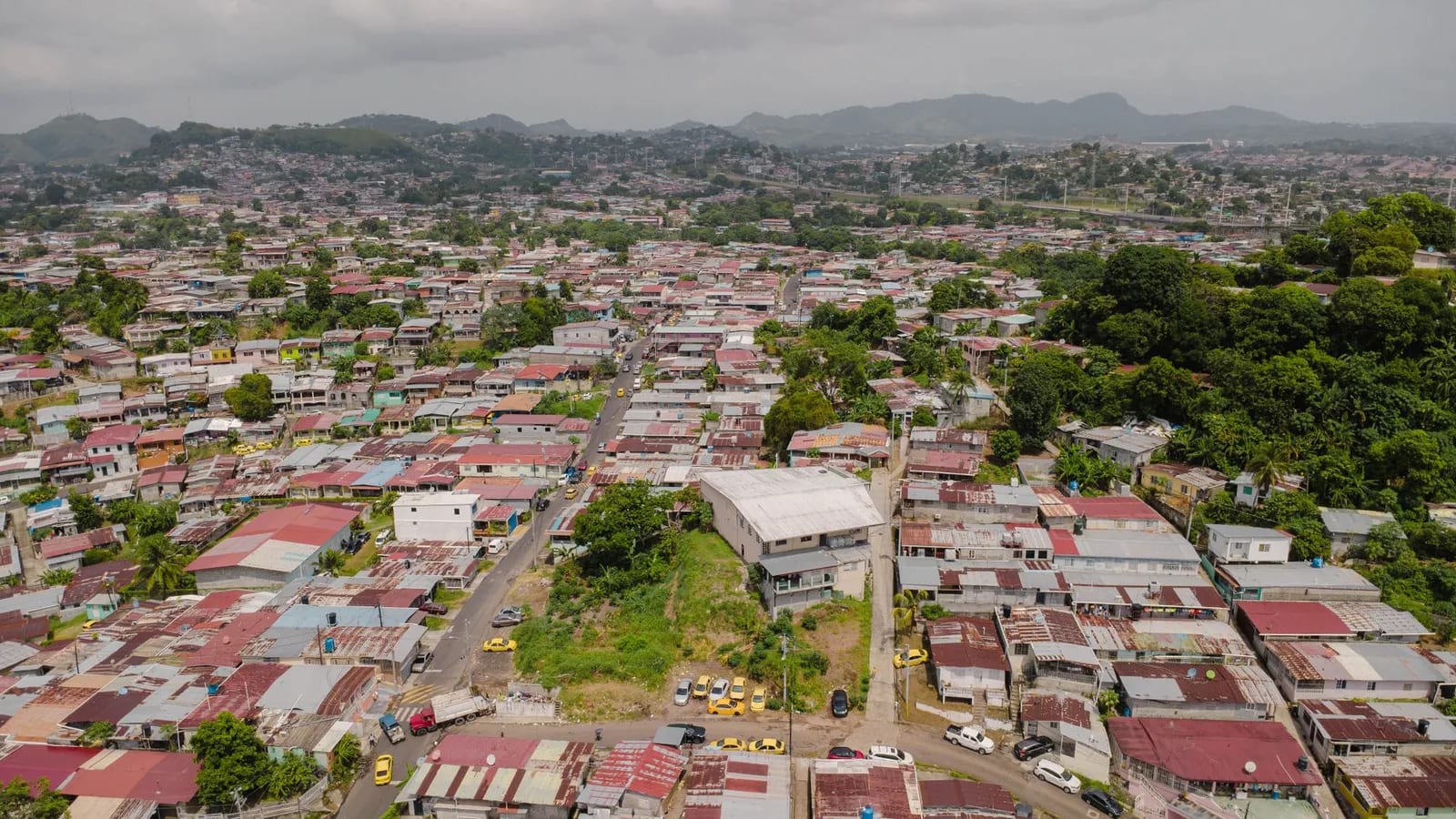 Vue aérienne des toits d'un quartier résidentiel populaire de San Miguelito, dans l'agglomération de Panama