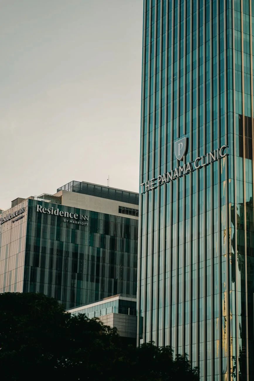 La tour vitrée de The Panama Clinic, établissement de santé privé du quartier d'affaires de Panama City