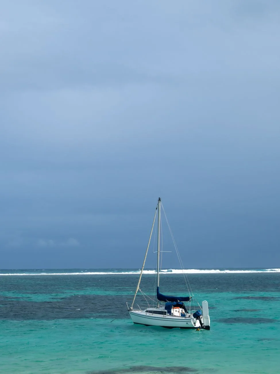 Voilier au mouillage derrière la barrière de corail des San Blas, Panama