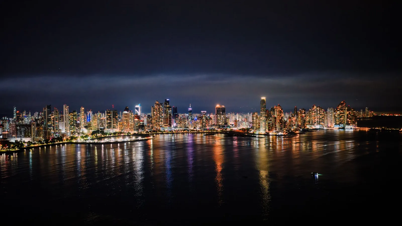 Skyline de Panama City illuminée la nuit, vue depuis la baie