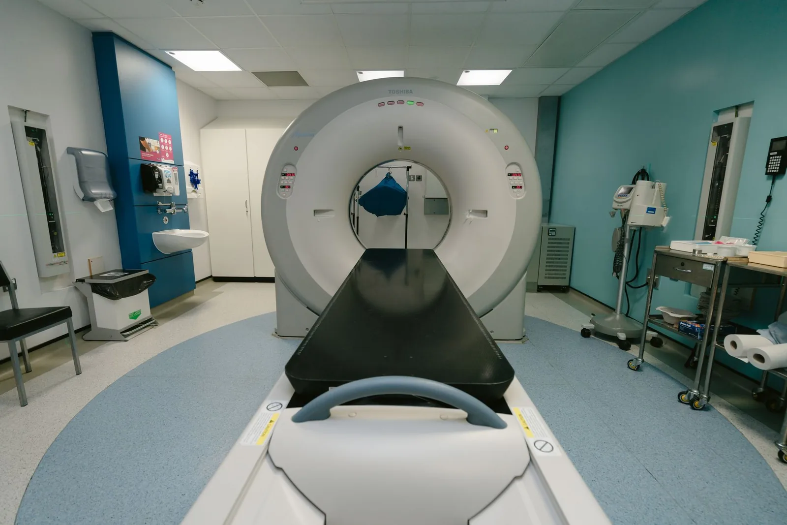 Salle d'imagerie médicale équipée d'un scanner dans un hôpital privé