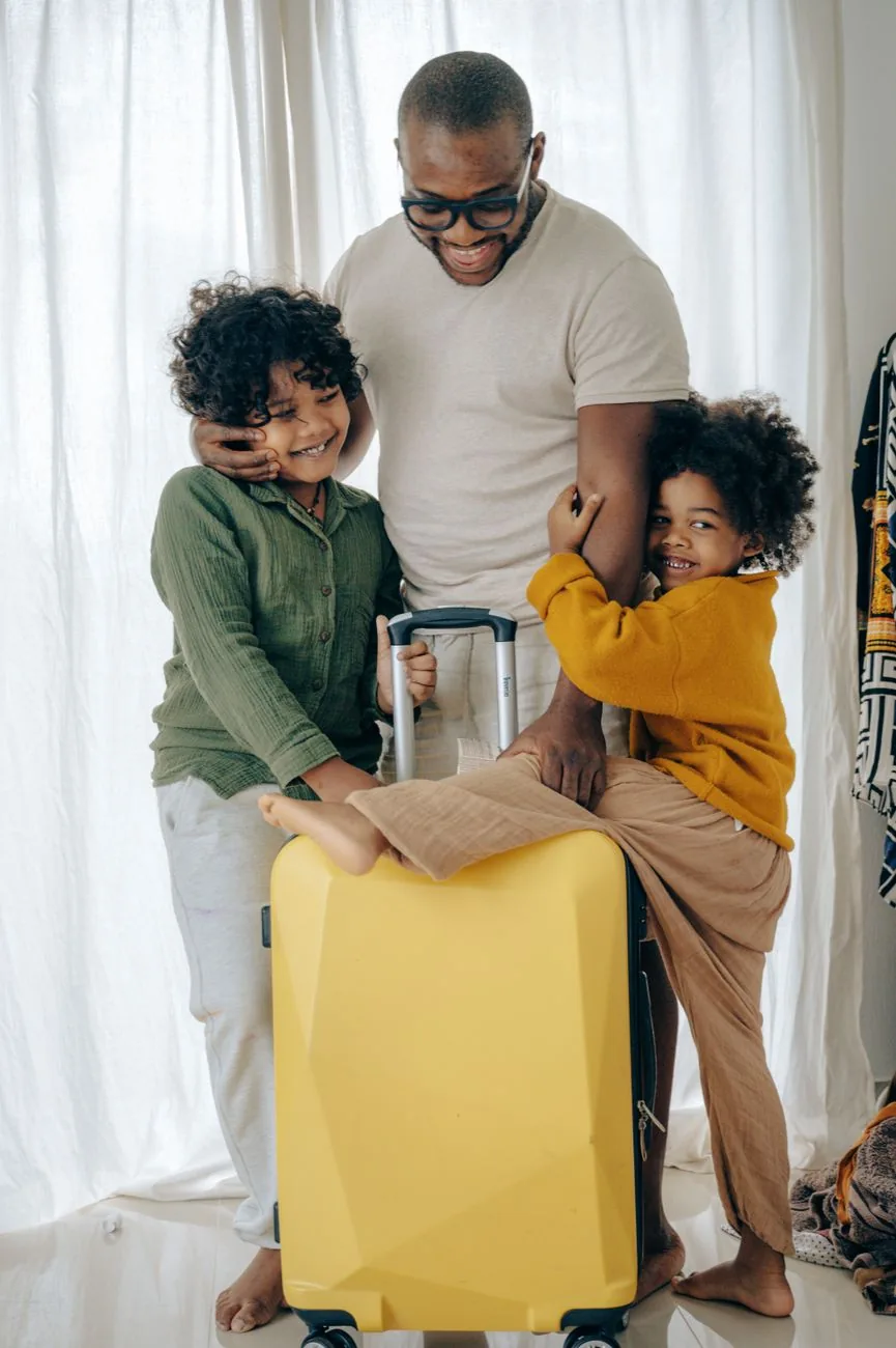 Famille avec une valise, préparatifs avant le départ pour le Panama