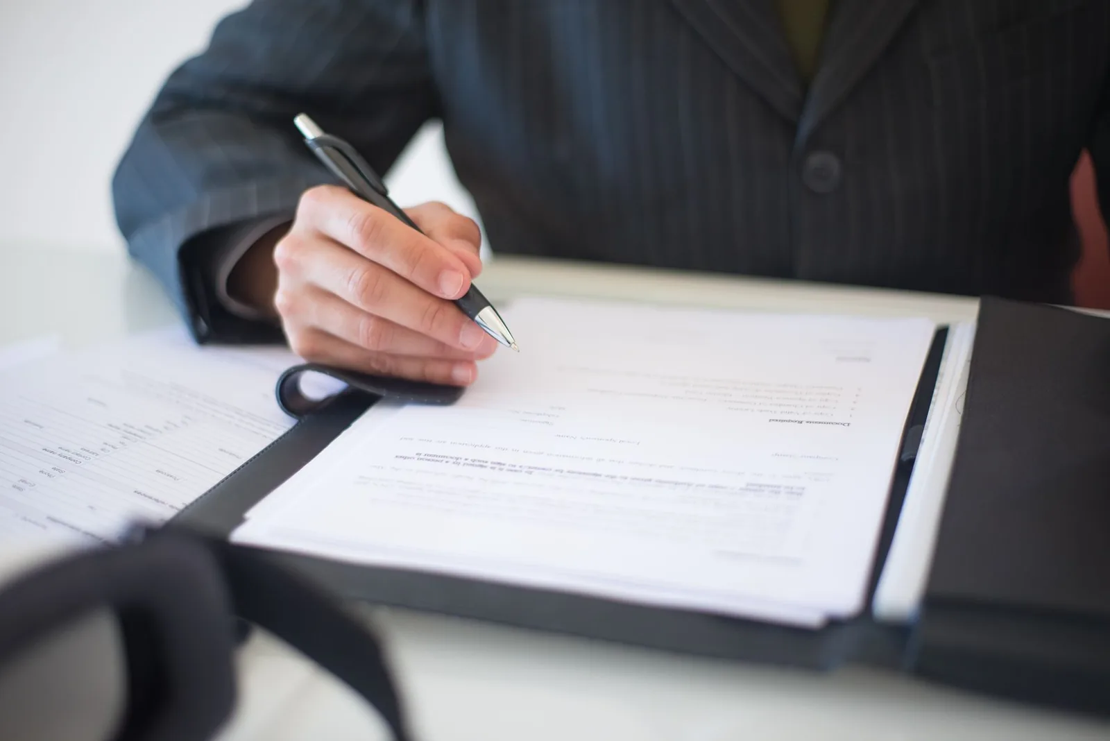 Signature d'un document dans un dossier de résidence avant envoi à l'apostille