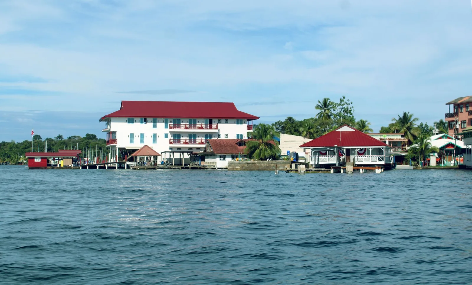 Bâtiments sur pilotis au front de mer de Bocas Town, archipel de Bocas del Toro, Panama