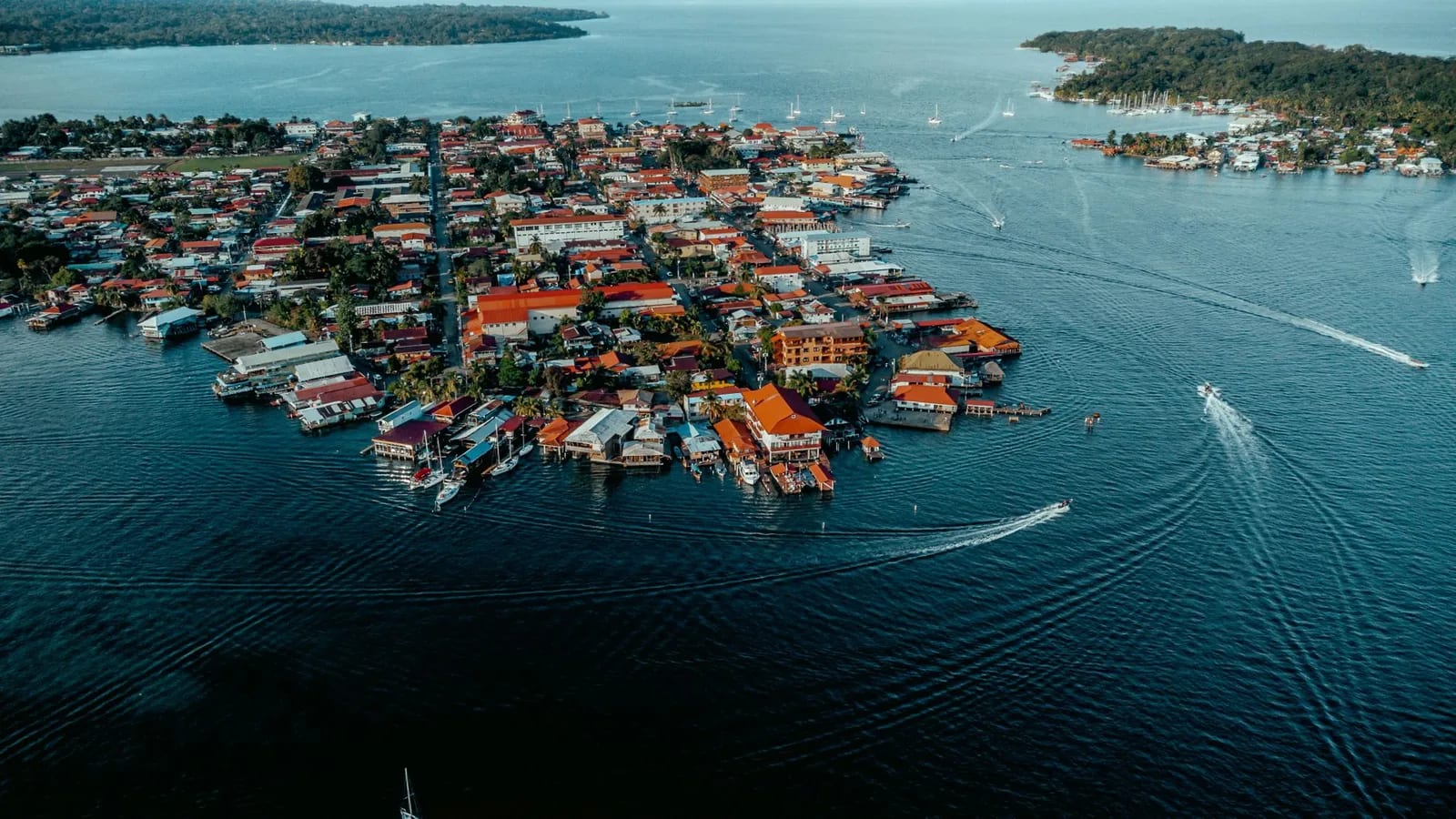 Vue aérienne de Bocas Town sur Isla Colón, archipel de Bocas del Toro au Panama