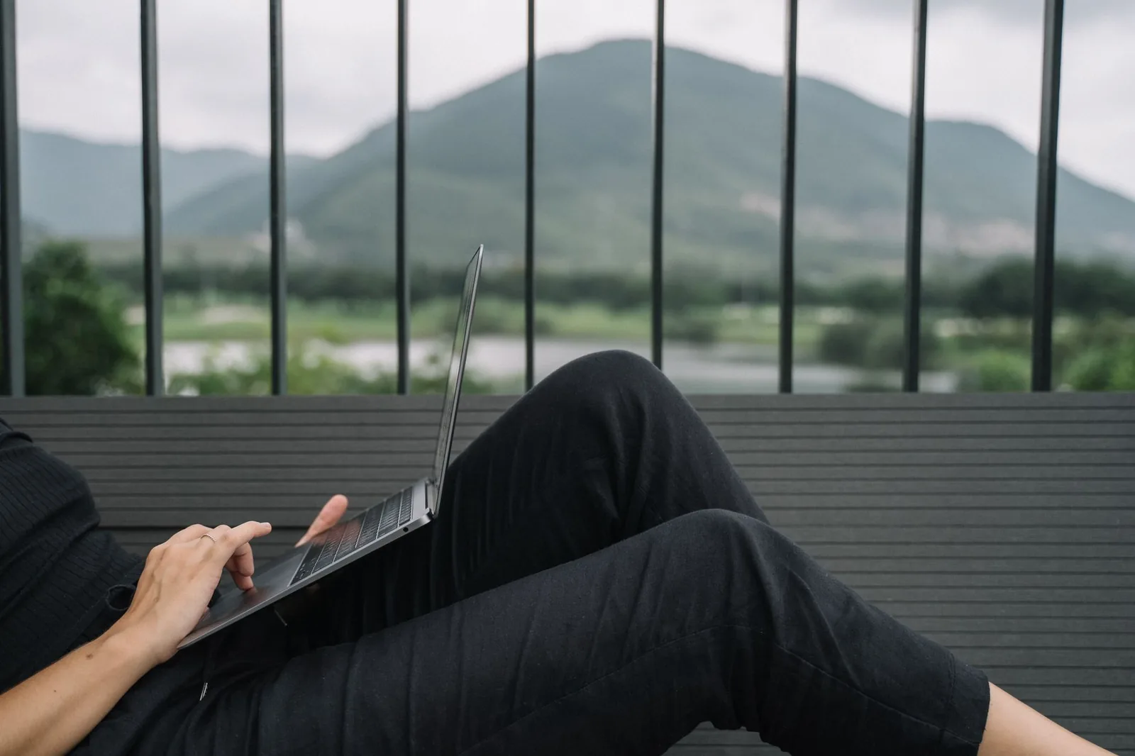 Télétravailleur sur une terrasse avec vue sur les montagnes, connexion internet et cadre de vie en altitude