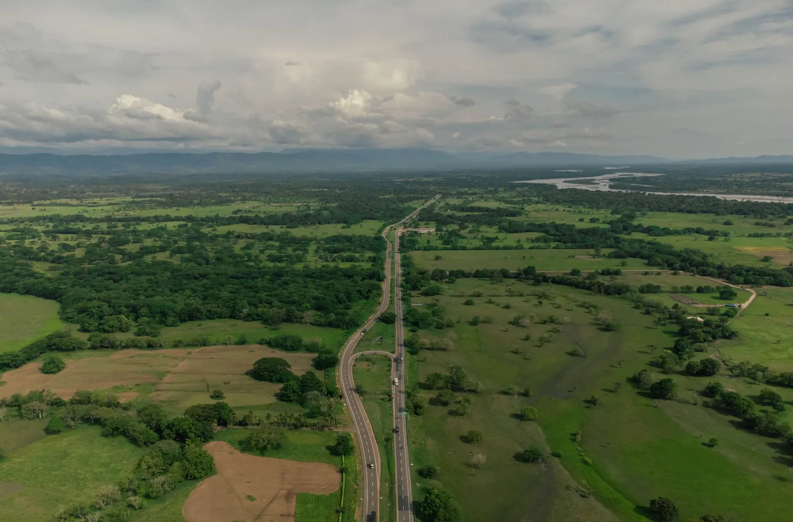 Autoroute à quatre voies traversant la campagne, similaire à la panaméricaine entre Coronado et Panama City