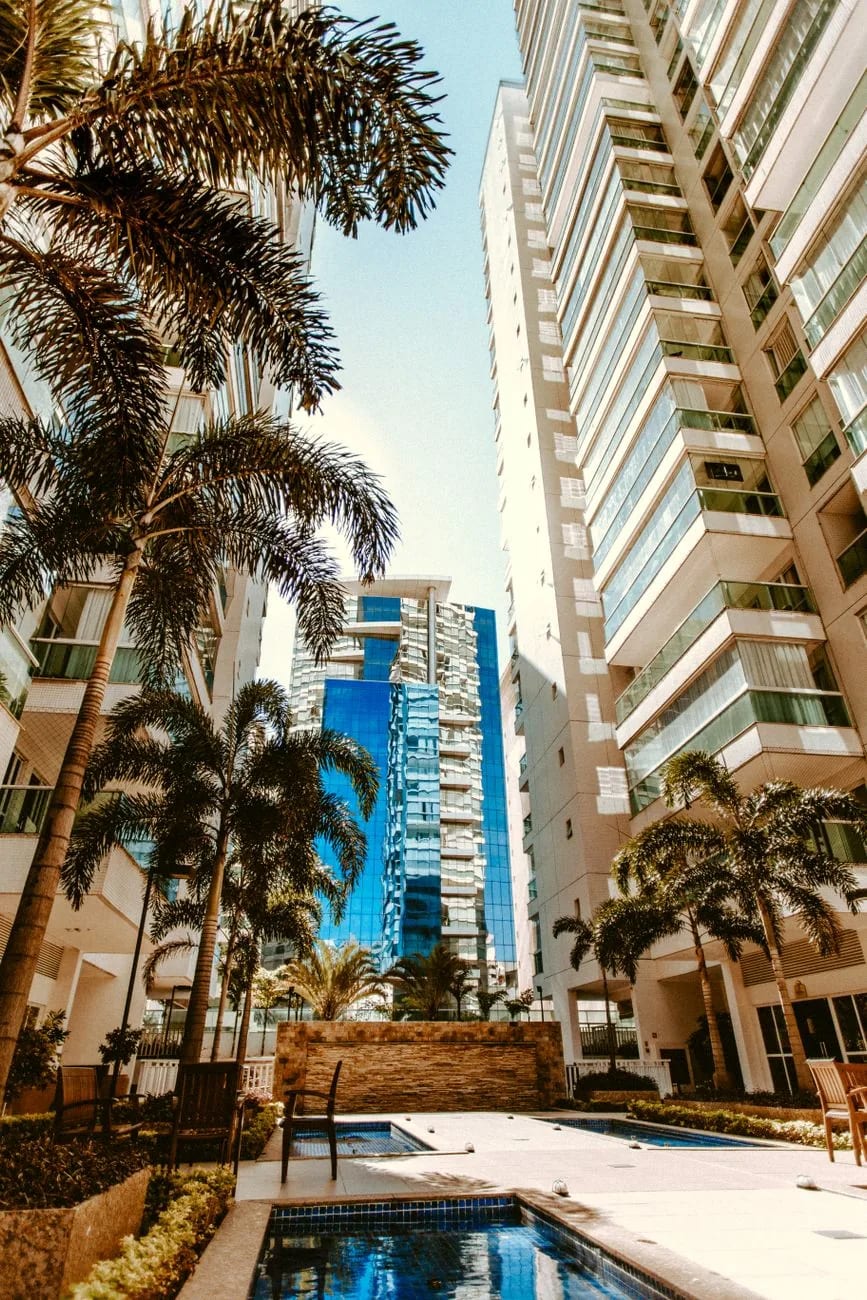 Immeubles de condominiums avec piscine et palmiers en bord de mer à Coronado, Panama