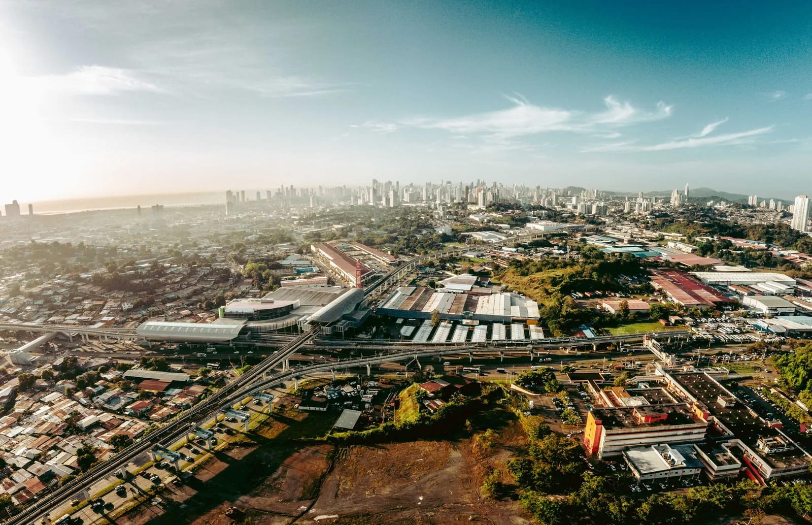 Ligne de métro aérien traversant Panama City, centre commercial et gratte-ciel de la capitale en arrière-plan