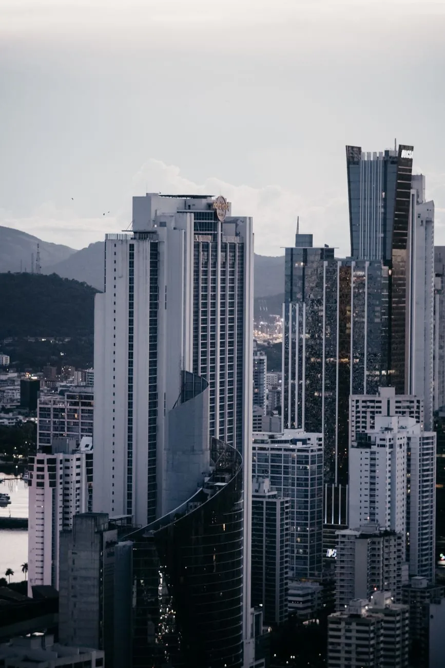 Vue rapprochée de tours résidentielles denses au crépuscule dans le centre de Panama City